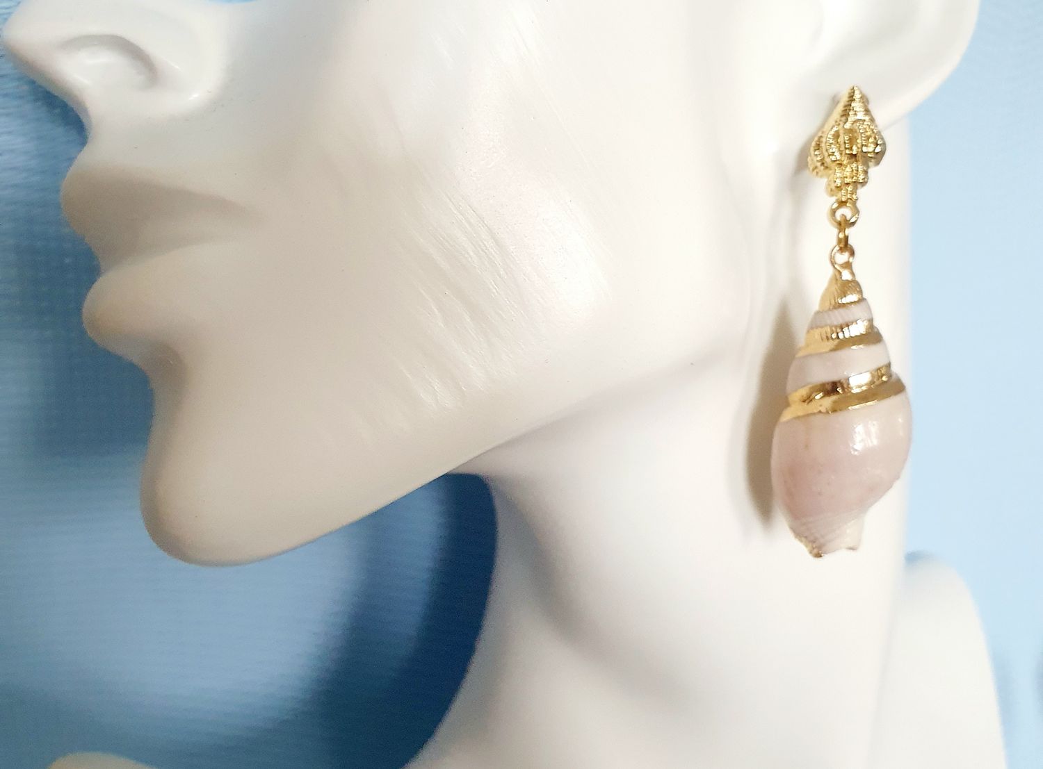 🐚 Boucles d&#39;oreilles coquillages sertis plaqués Or. Idéales pour sublimer vos tenues d&#39;été 👗👙🌴⛱️🌞 Boutons d&#39;oreilles assortis. Ultra légères à porter. Création artisanale. Modèle unique.