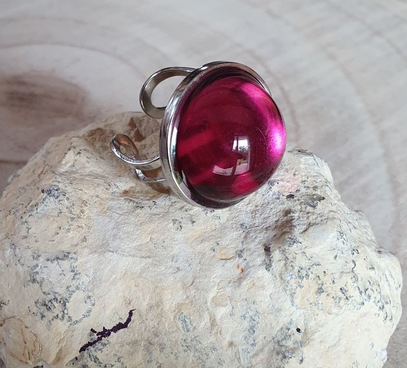 🟣 COLLECTION "TEENAGERS" BUBBLES 🟣 Bague ronde ajustable en acier inoxydable. Cabochon bombé en verre mauve.