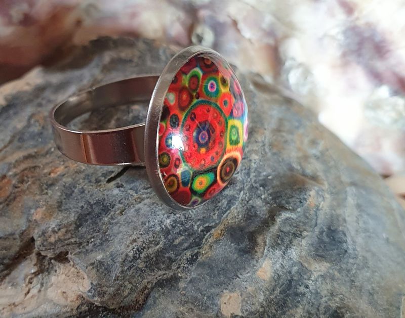 🌈 Bague ajustable en acier inoxydable. Cabochon multicolore bombé en verre.