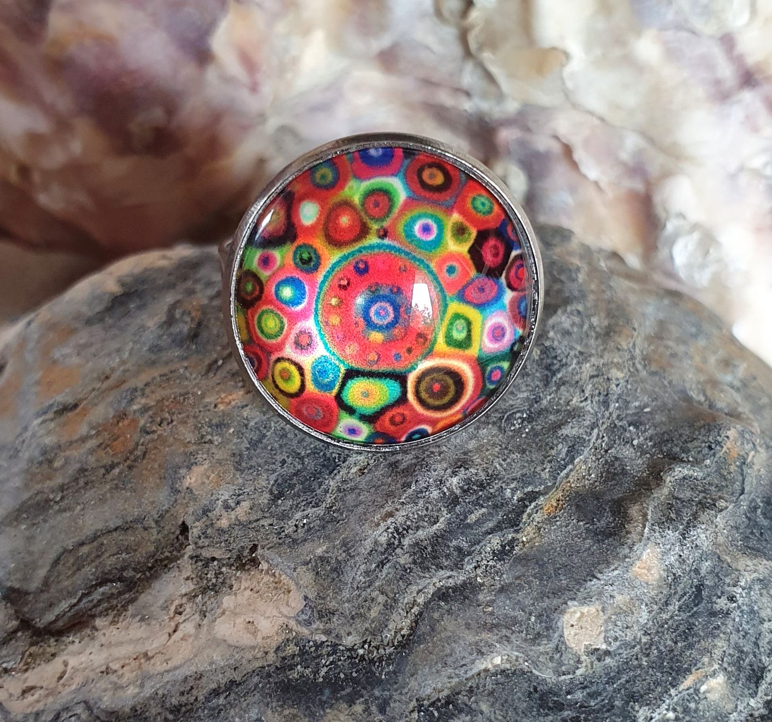 🌈 Bague ajustable en acier inoxydable. Cabochon multicolore bombé en verre.