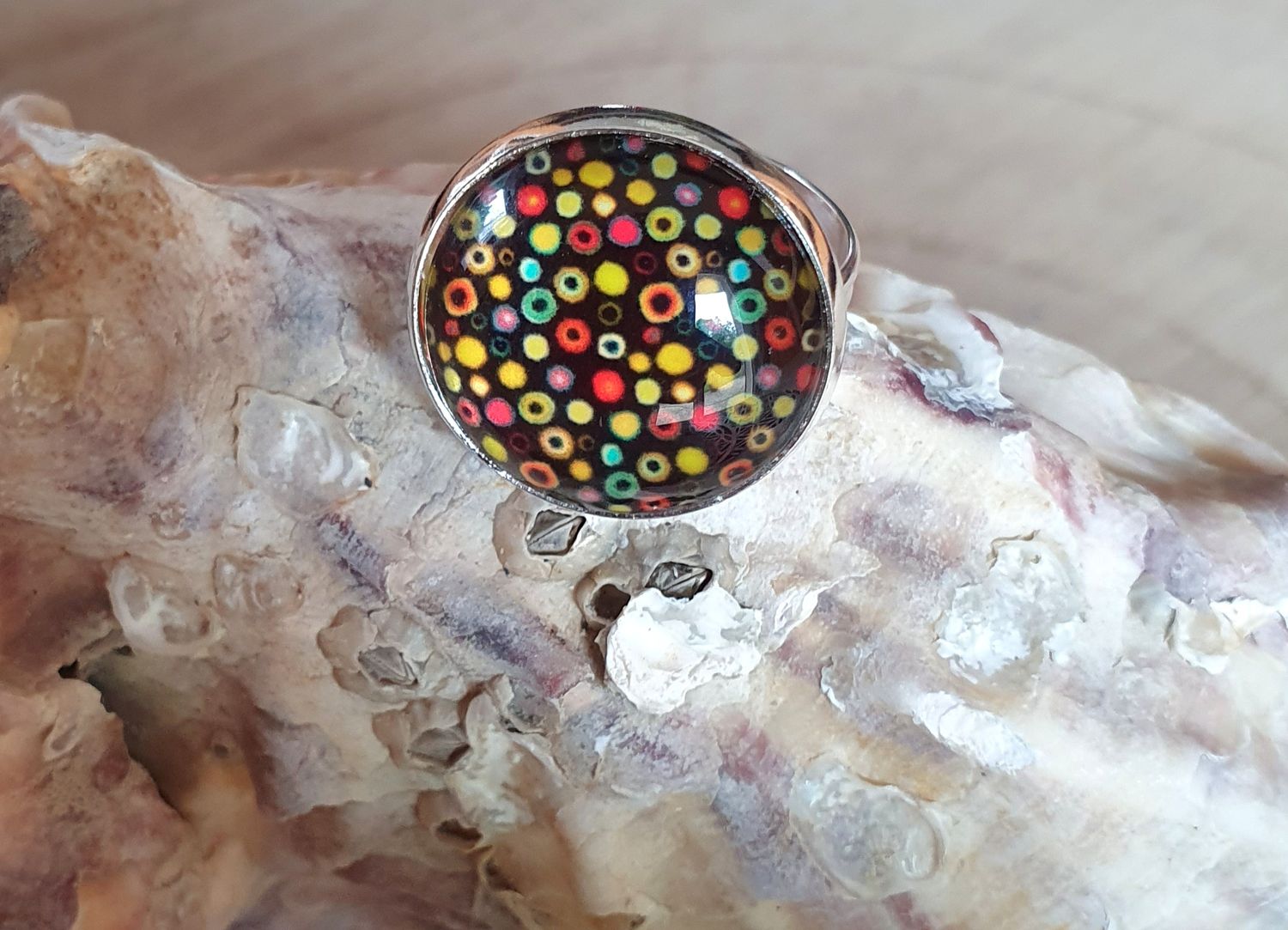 🌈 Bague ajustable ronde en acier inoxydable. Cabochon bombé multicolore en verre.