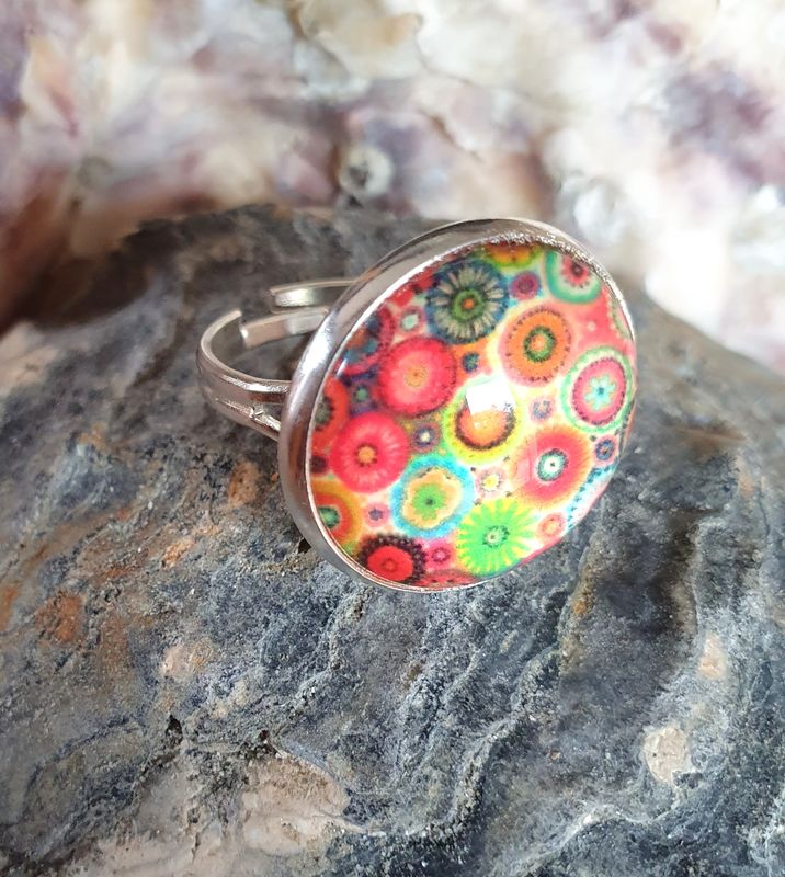 🌈 Bague ronde ajustable en acier inoxydable. Cabochon bombé multicolore en verre.