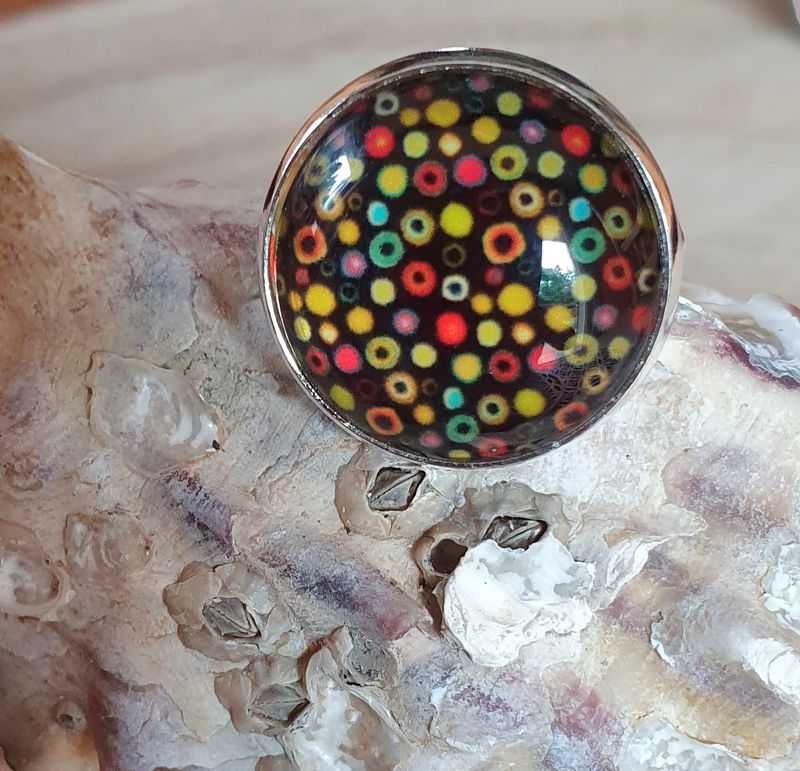 🌈 Bague ajustable ronde en acier inoxydable. Cabochon bombé multicolore en verre.