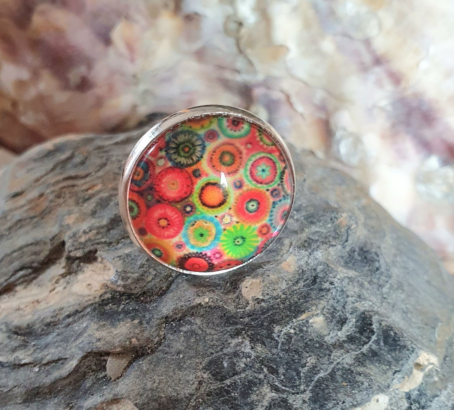 🌈 Bague ronde ajustable en acier inoxydable. Cabochon bombé multicolore en verre.