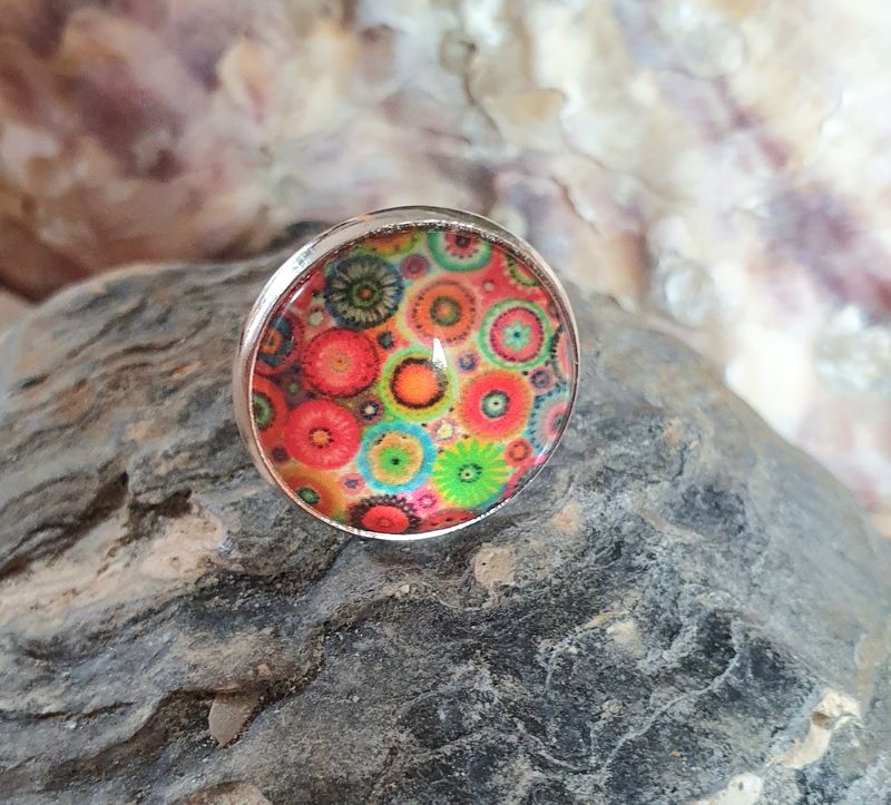 🌈 Bague ronde ajustable en acier inoxydable. Cabochon bombé multicolore en verre.