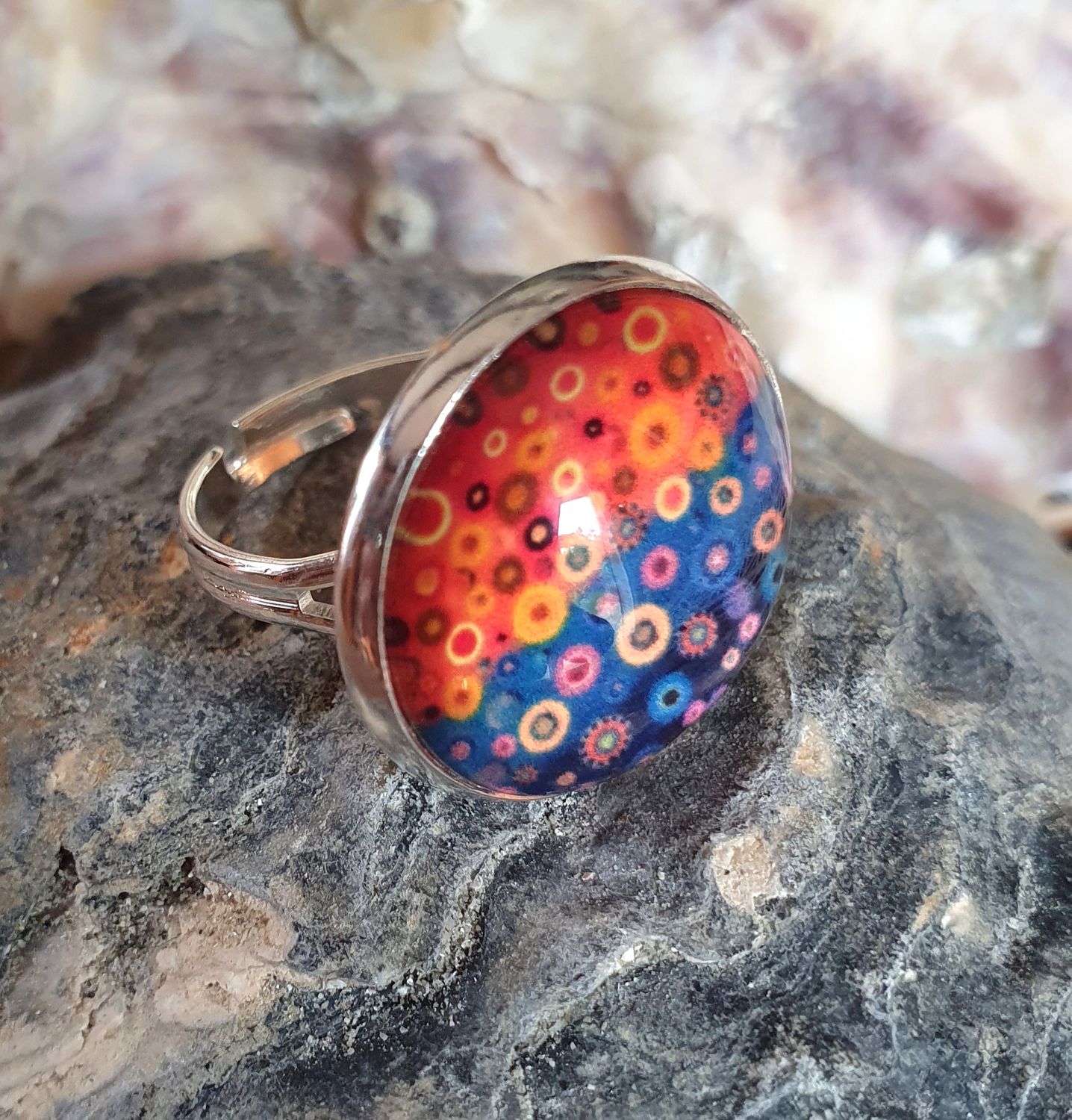 🌈 Bague ronde en acier inoxydable. Cabochon bombé bicolore en verre.