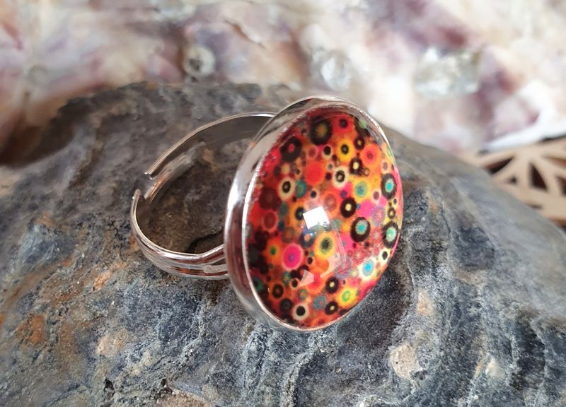 🌈 Bague ronde ajustable en acier inoxydable. Cabochon bombé multicolore en verre.