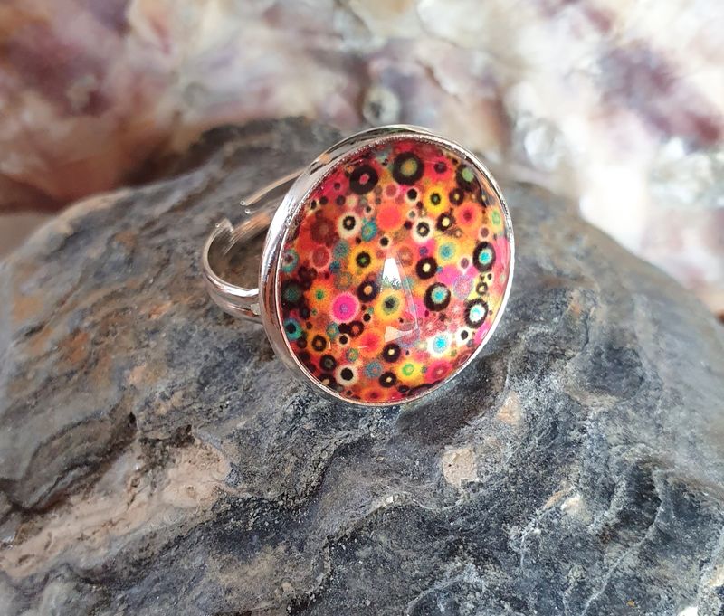 🌈 Bague ronde ajustable en acier inoxydable. Cabochon bombé multicolore en verre.
