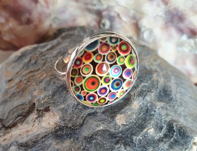 🌈 Bague ronde ajustable en acier inoxydable. Cabochon bombé multicolore en verre.
