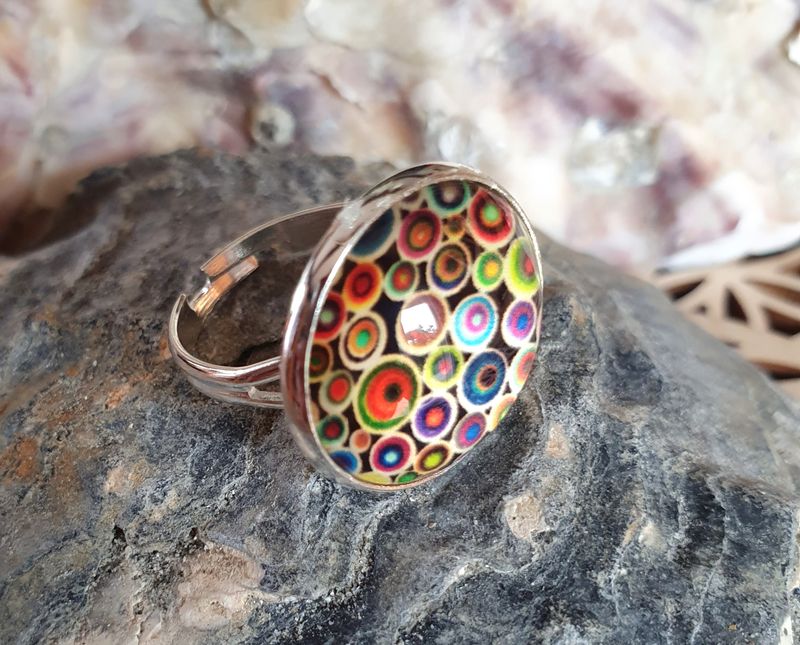 🌈 Bague ronde ajustable en acier inoxydable. Cabochon bombé multicolore en verre.