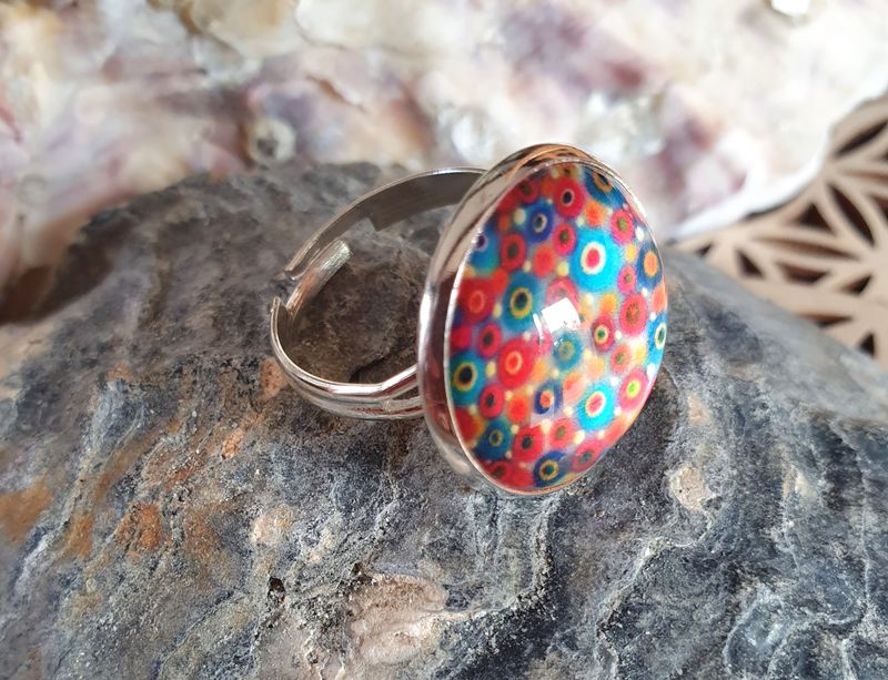 🌈 Bague ronde ajustable en acier inoxydable. Cabochon bombé multicolore en verre.