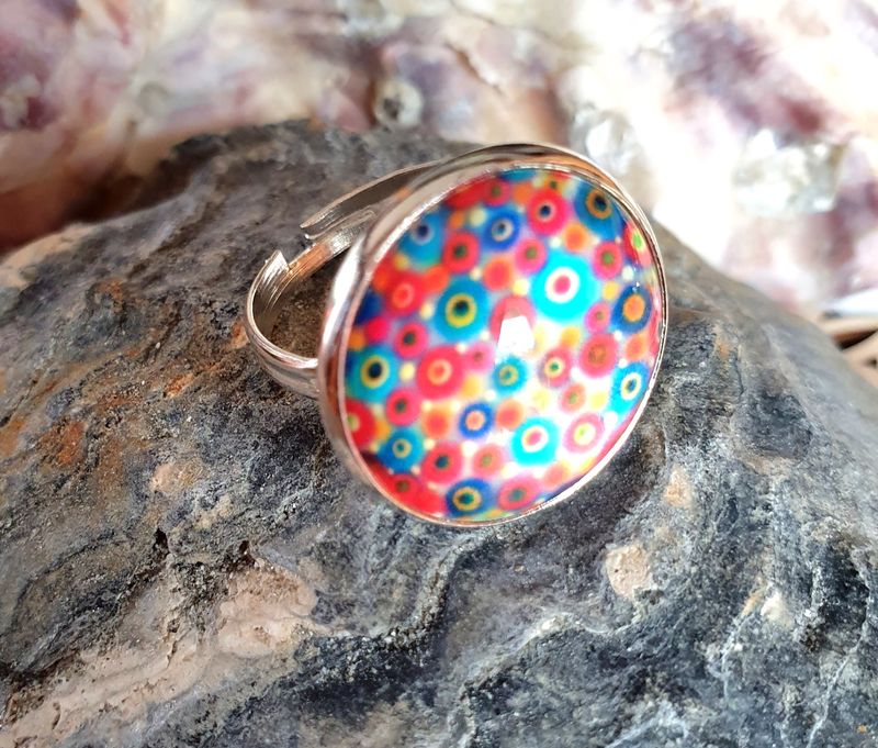🌈 Bague ronde ajustable en acier inoxydable. Cabochon bombé multicolore en verre.