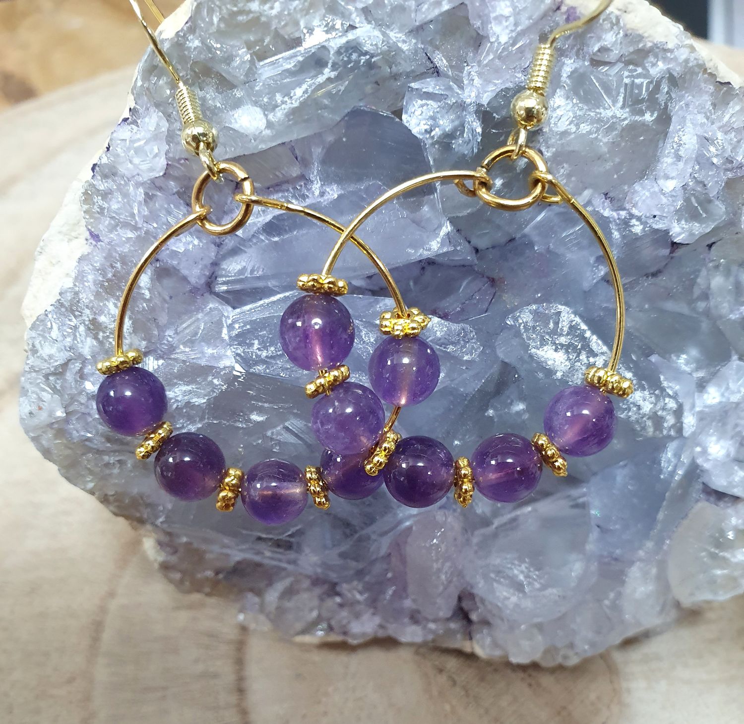 💜 AMÉTHYSTE 💜 🙏PROTECTION/ÉQUILIBRE/SAGESSE🙏 Créoles en acier doré inoxydable. Perles en véritable Améthyste de qualité. Modèle unique.