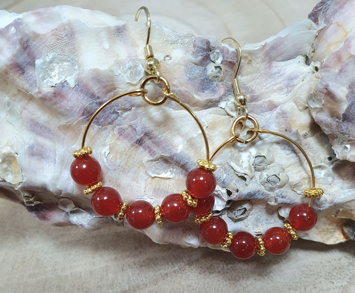 🧡 CORNALINE🧡🙏 COURAGE/RÉCONFORT/COMPASSION 🙏 Fines créoles en acier doré inoxydable. Perles en véritable Cornaline de qualité. Modèle unique.