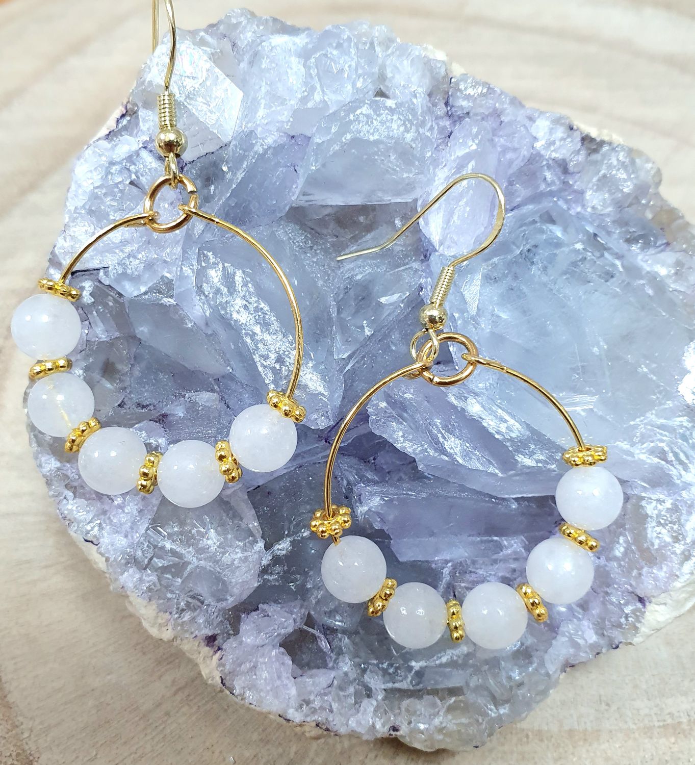 🤍 JADE BLANC 🤍🙏 CLARTÉ D&#39;ESPRIT/AUTONOMIE/RÉALISATION 🙏 Fines créoles en acier doré inoxydable. Perles en véritable Jade blanc de qualité. Modèle unique.