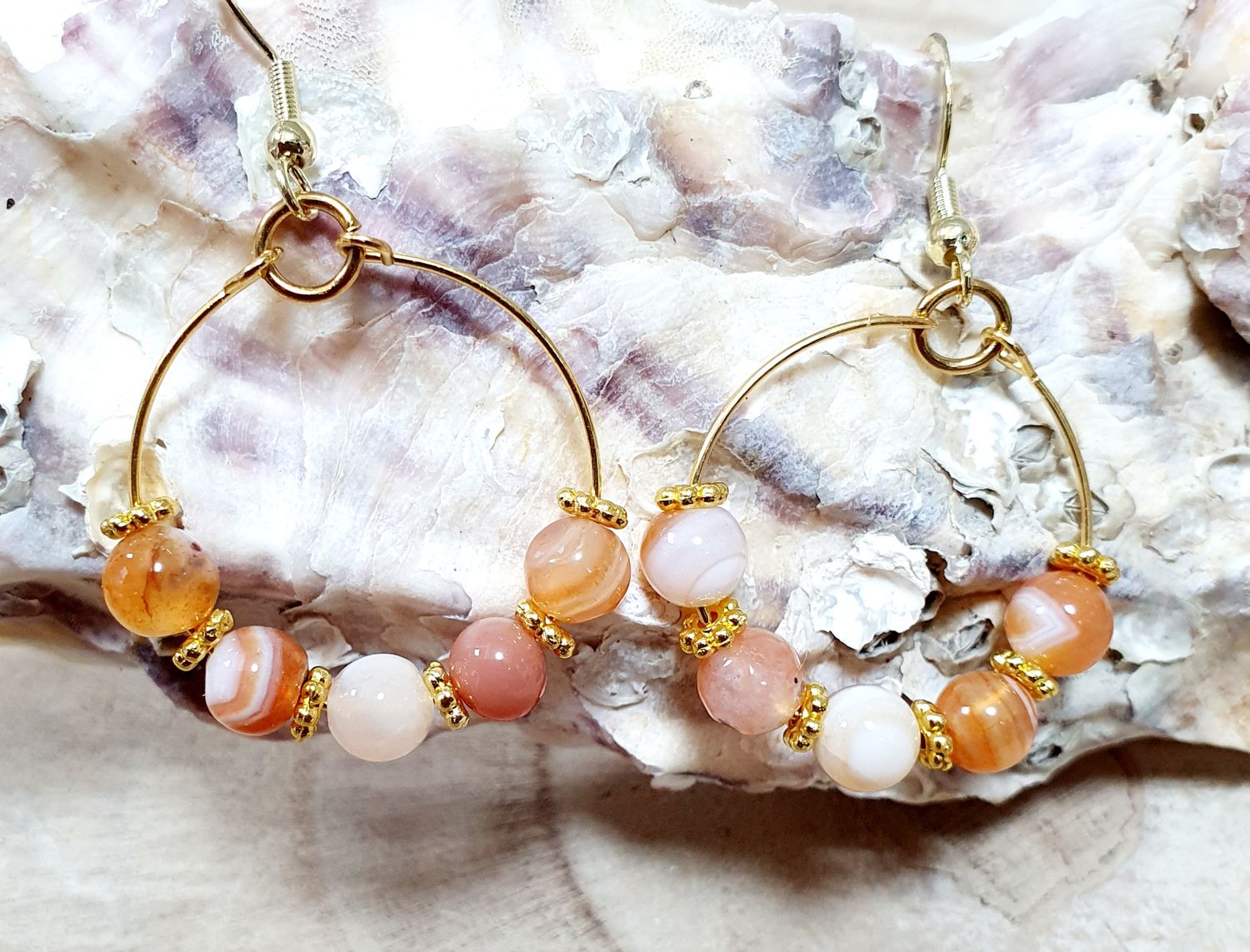 🧡 AGATE DU BOTSWANA 🧡🙏 APAISEMENT/CRÉATIVITÉ/JOIE DE VIVRE 🙏 Fines créoles en acier doré inoxydable. Perles en véritable Agate du Botswana de qualité. Modèle unique.