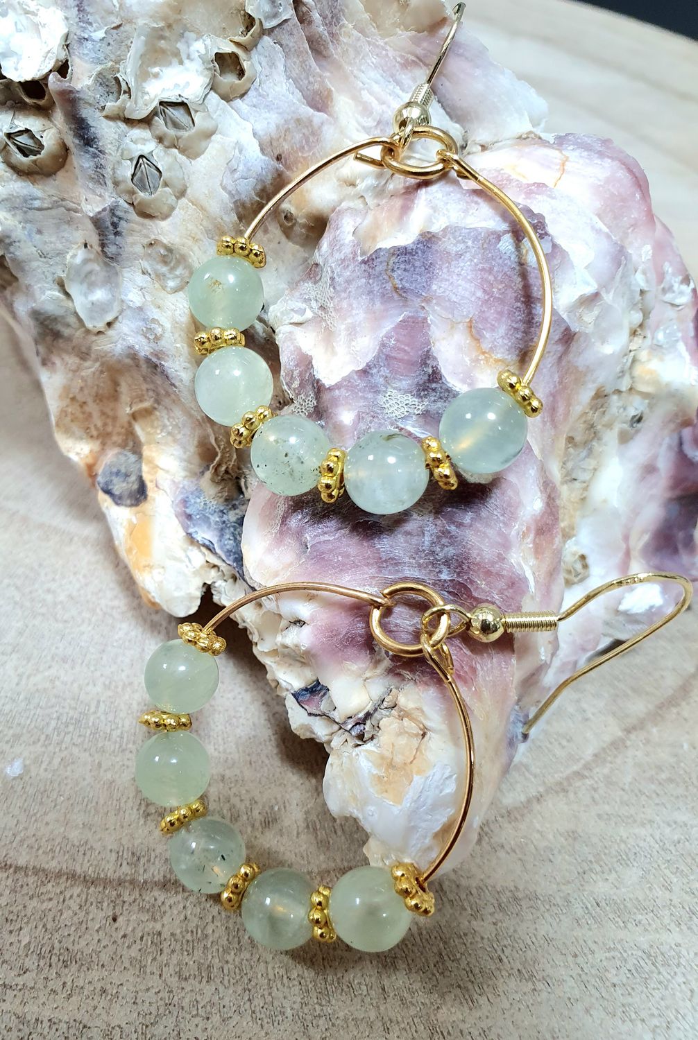 💚 PRÉHNITE 💚 🙏APAISEMENT/POSITIVITÉ/PROTECTION 🙏 Fines créoles en acier doré inoxydable. Perles en véritable Préhnite de qualité. Modèle unique.