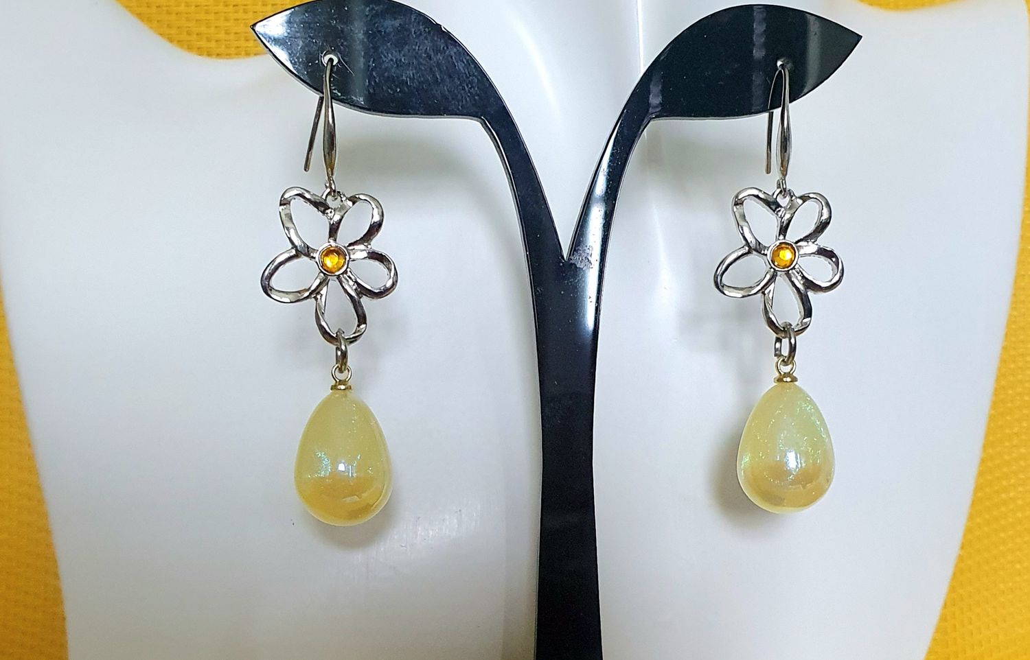 🌼 Boucles d&#39;oreilles fleurs en acier inoxydable et gouttes translucides 💧💧 jaunes irisées nacrées. Légères à porter. Création artisanale. Modèle unique.