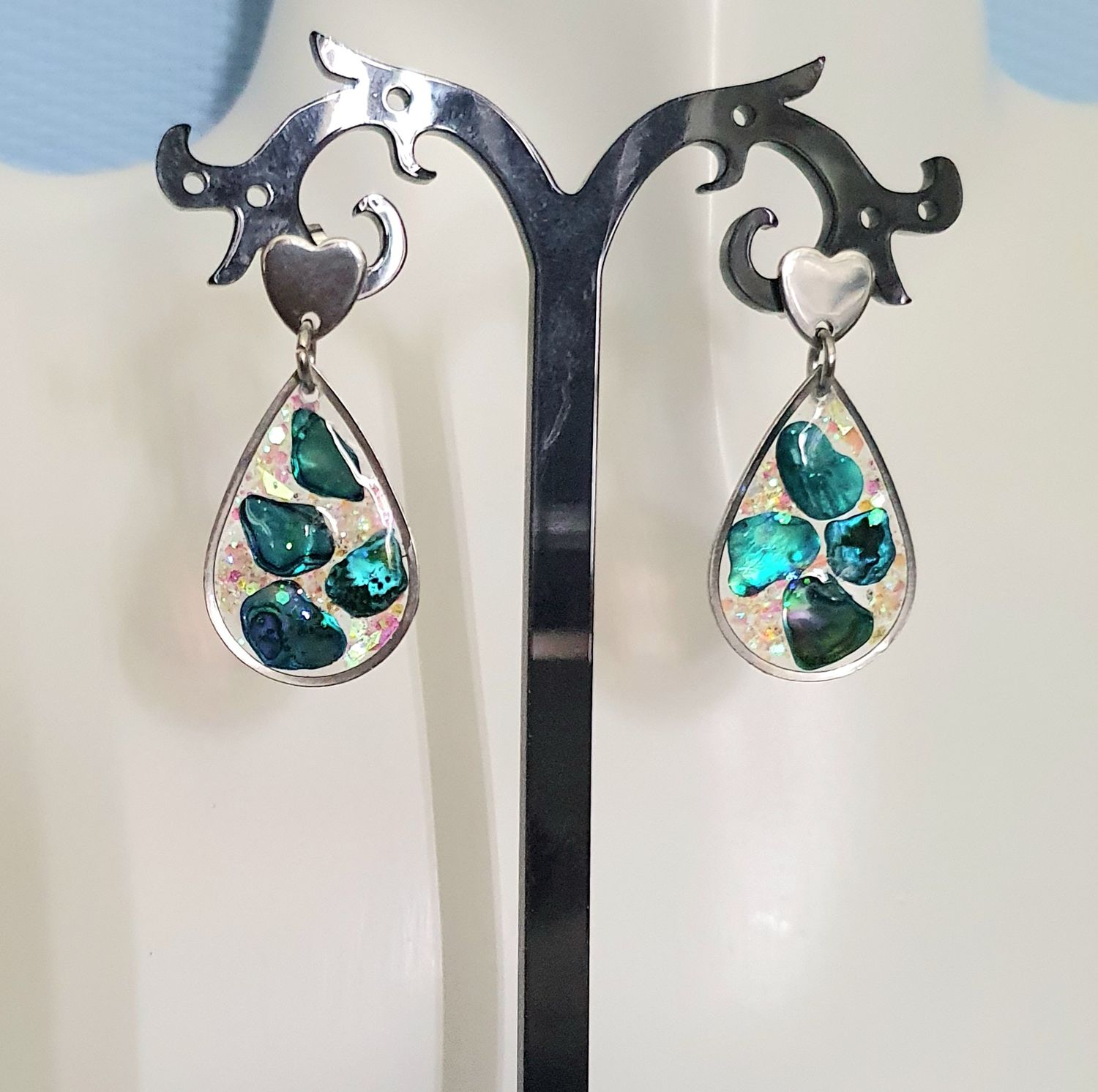 🐚🌊 Boucles d&#39;oreilles gouttes en acier inoxydable. Coquilles nacre bleue d&#39;Ormeau. Résine et paillettes holographiques. Très légères à porter. Création artisanale. Modèle unique.