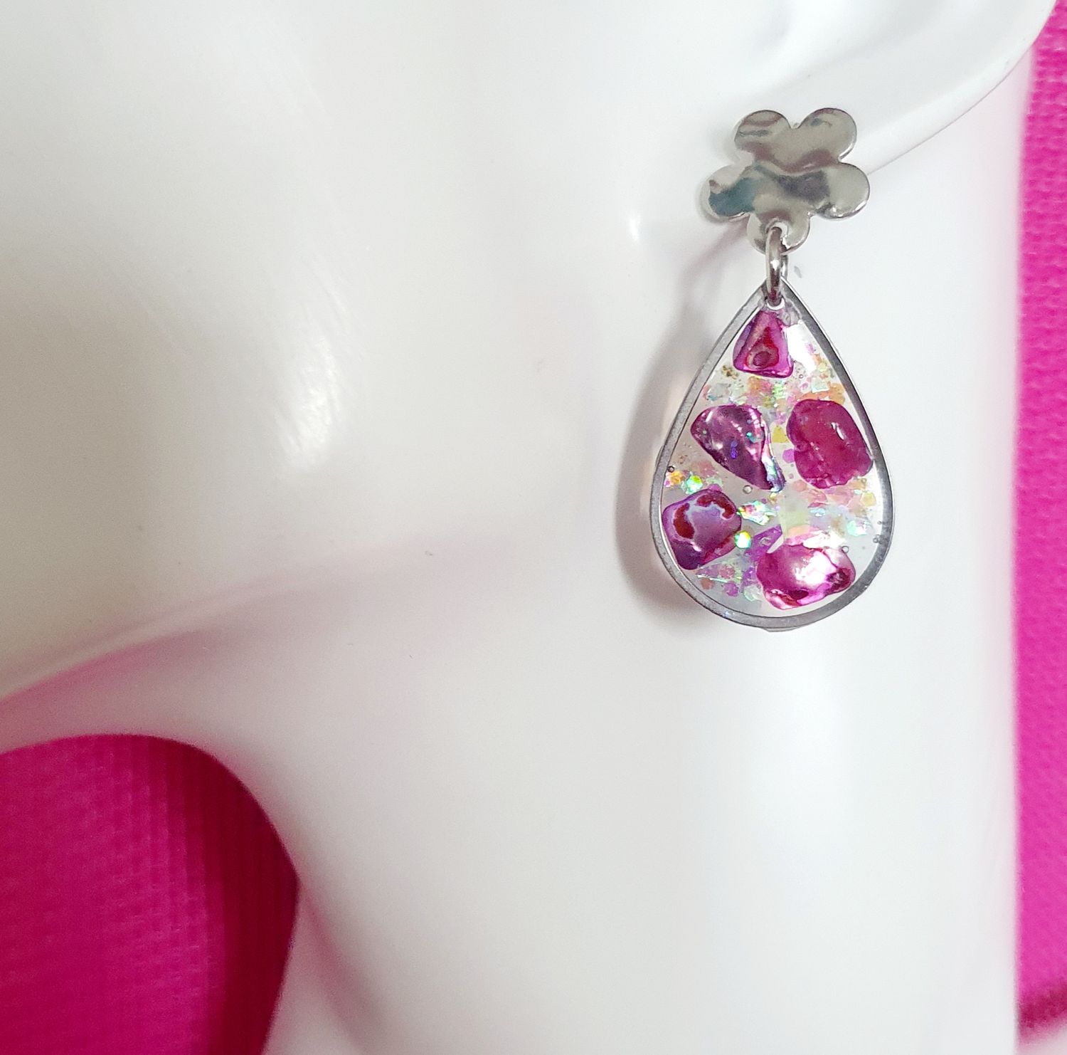 🐚🌊 Boucles d&#39;oreilles gouttes en acier inoxydable. Coquilles nacre d&#39;Ormeau magenta. Résine et paillettes holographiques. Création artisanale. Modèle unique.