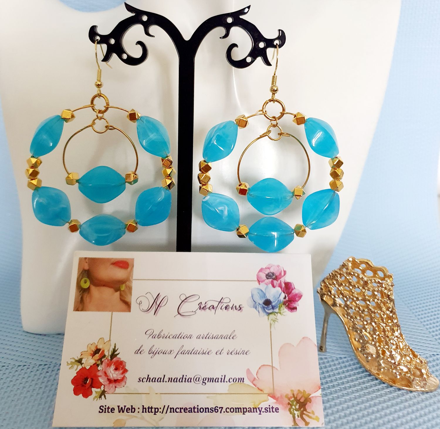 🌊 Doubles créoles en acier doré inoxydable. Perles ovales baroques bleues océan marbrées. Création artisanale. Modèle unique.
