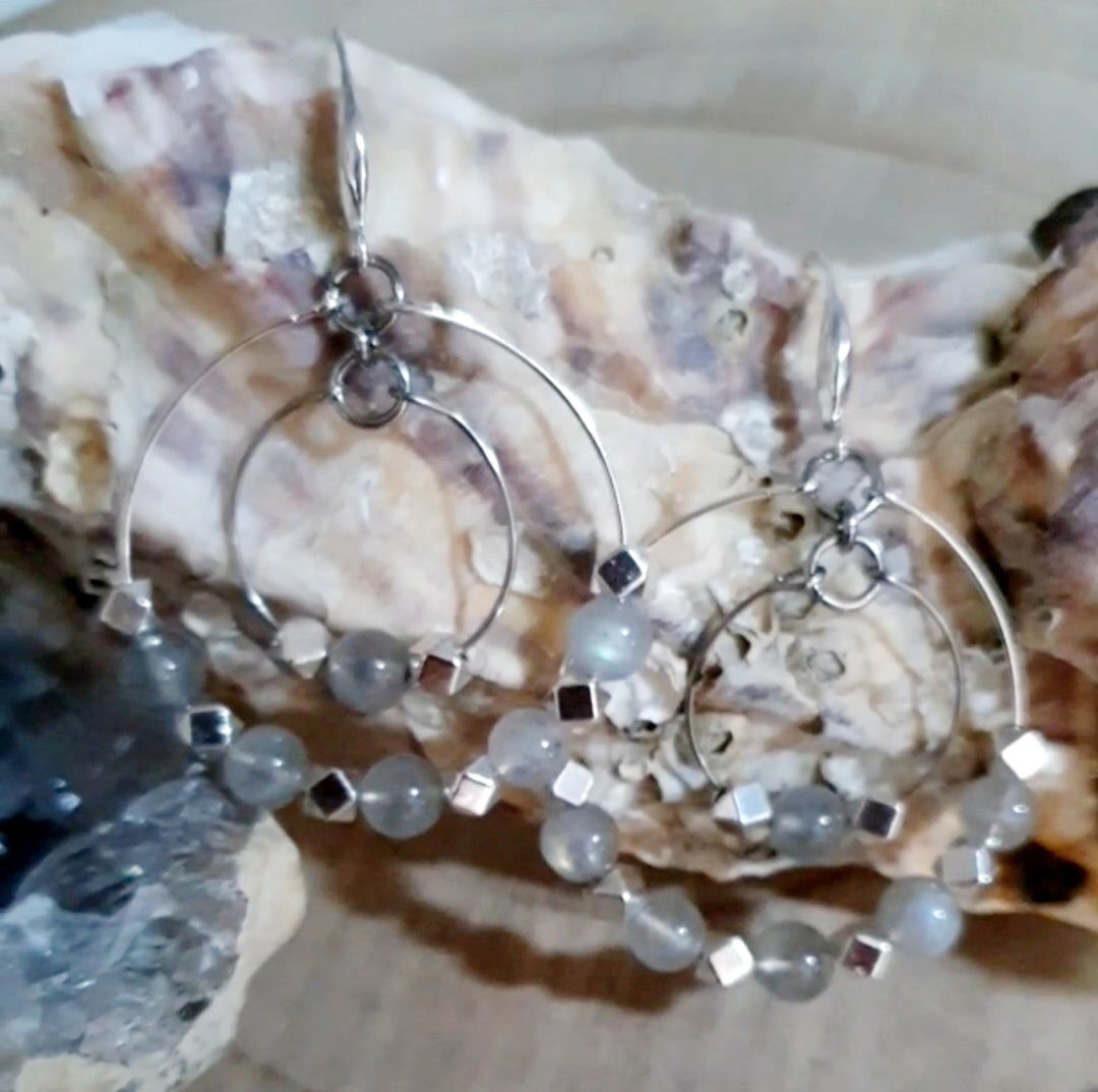 🙏PROTECTION/CALME/HARMONIE🙏 Doubles créoles en acier inoxydable. Perles 6mm en véritable Labradorite de Haute Qualité. Création artisanale. Modèle unique.