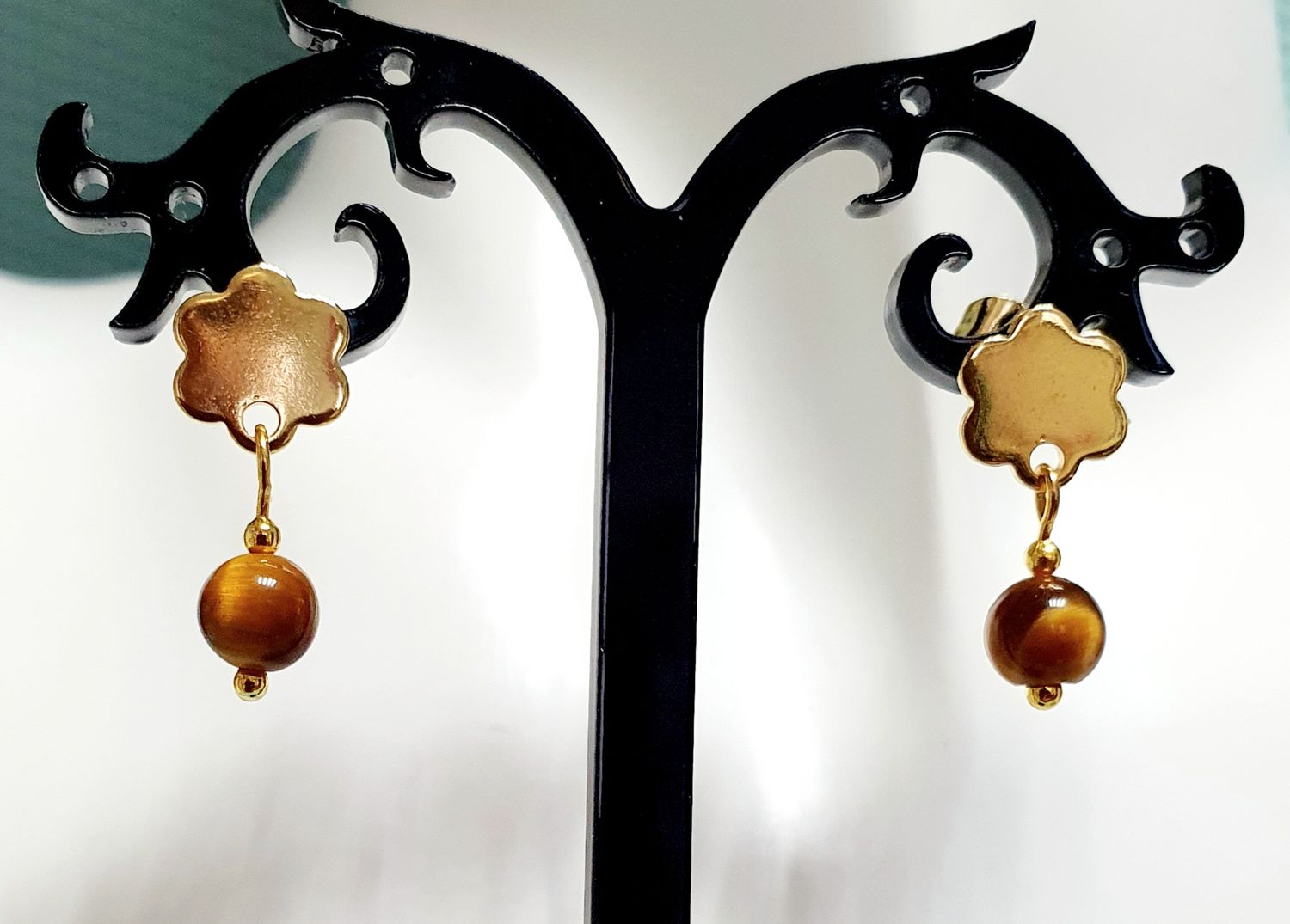 🐯 OEIL DE TIGRE 🐯 PROTECTION/CONFIANCE EN SOI/FORCE. Boutons d&#39;oreilles fleurs en acier doré inoxydable. Perles 6mm en véritable Œil de tigre. Création artisanale. Modèle unique.