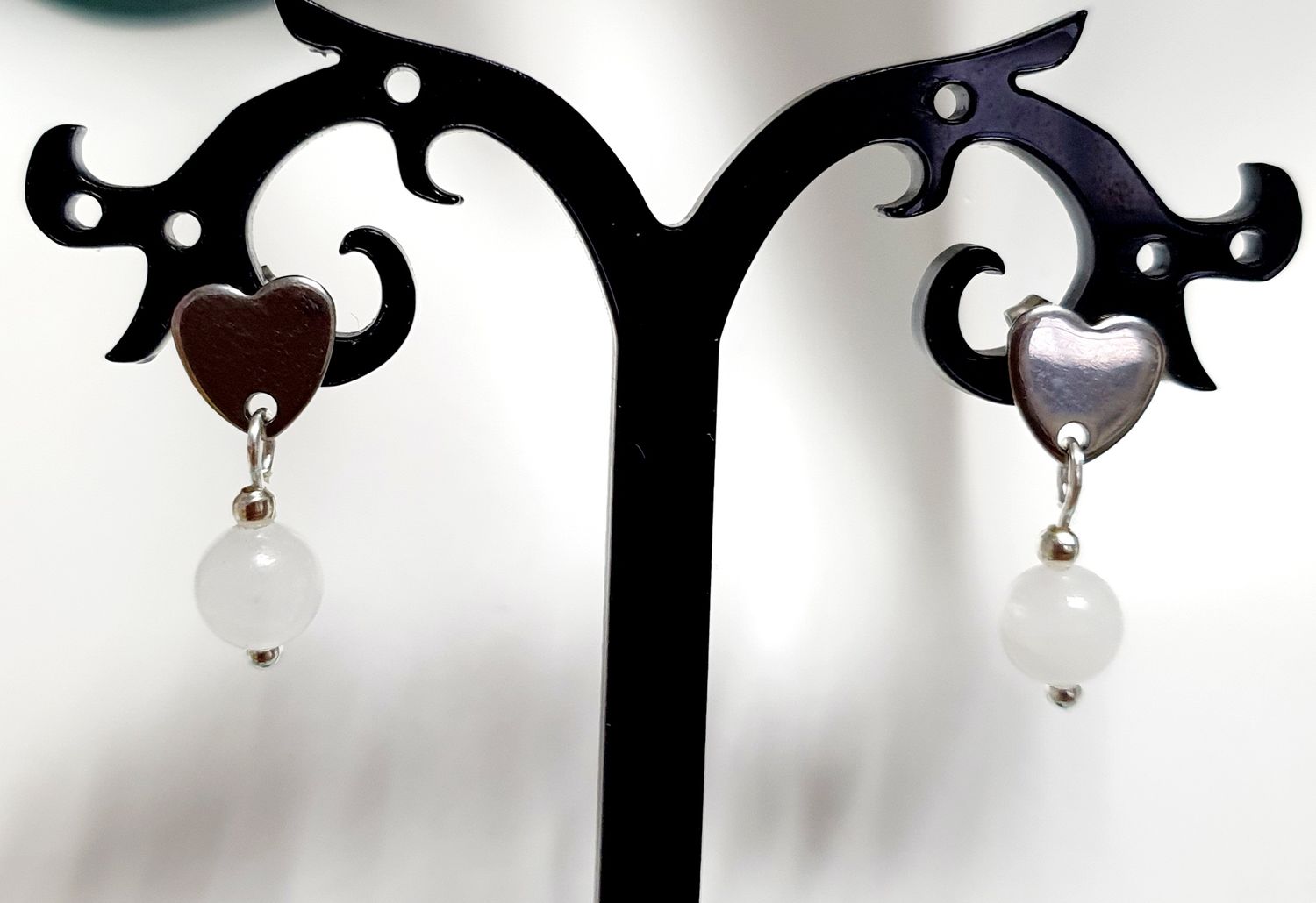 🙏 JADE BLANC 🙏 CLARTÉ D&#39;ESPRIT/AUTONOMIE/RÉALISATION. Boutons d&#39;oreilles coeurs en acier inoxydable. Perles 6mm en véritable Jade blanc. Création artisanale. Modèle unique.