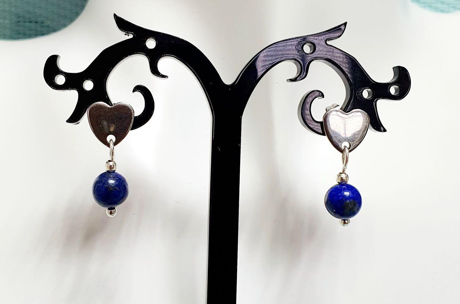 🙏 LAPIS-LAZULI 🙏 IMAGINATION _CRÉATIVITÉ/JOIE INTÉRIEURE Boutons d&#39;oreilles coeurs en acier inoxydable. Perles 6mm en véritable Lapis-lazuli. Création artisanale. Modèle unique.