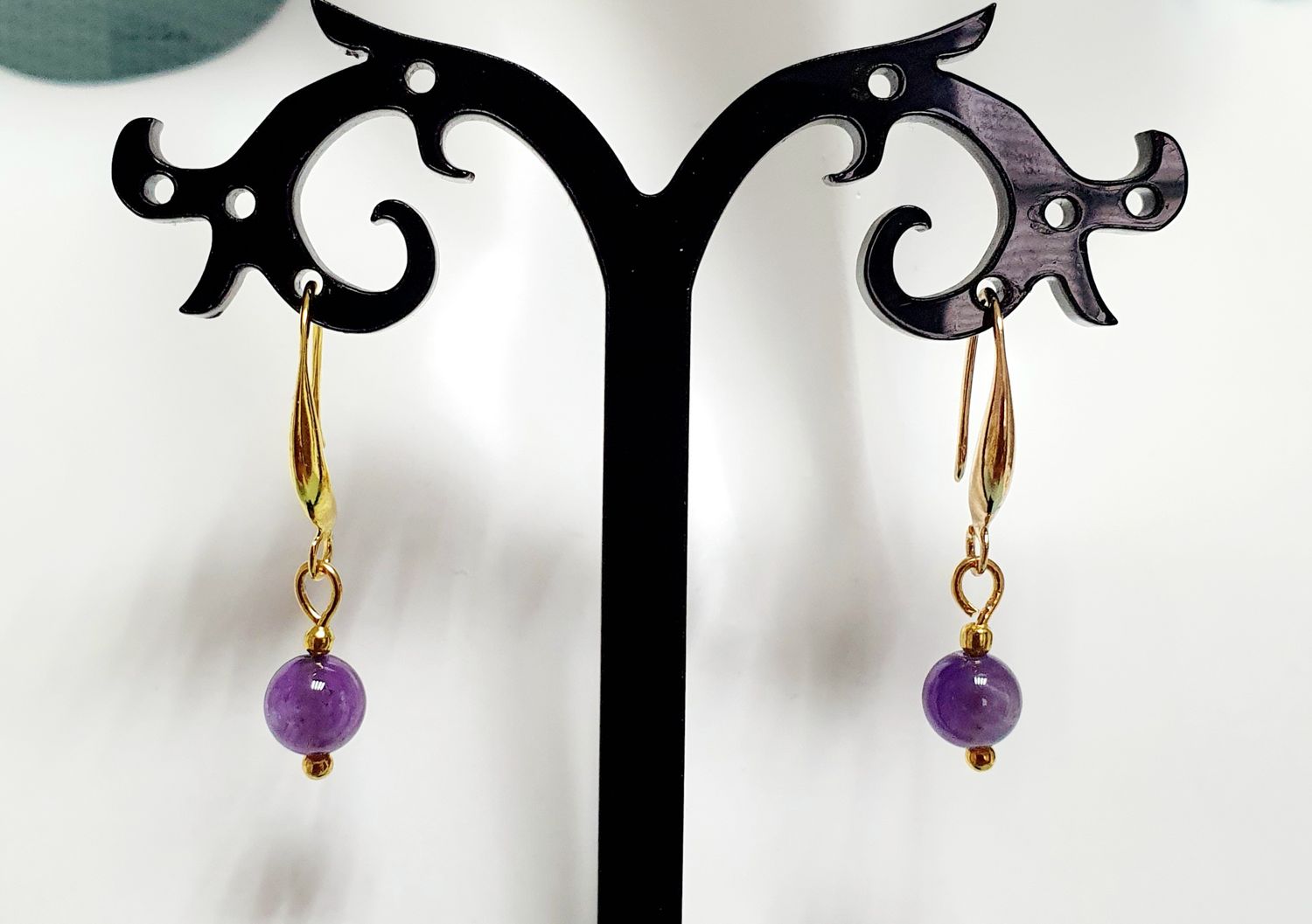 🙏 AMÉTHYSTE 🙏 PROTECTION/ÉQUILIBRE/ÉVOLUTION. Boucles d&#39;oreilles dorées hypoallergéniques. Perles 6mm en véritable Améthyste. Création artisanale. Modèle unique.
