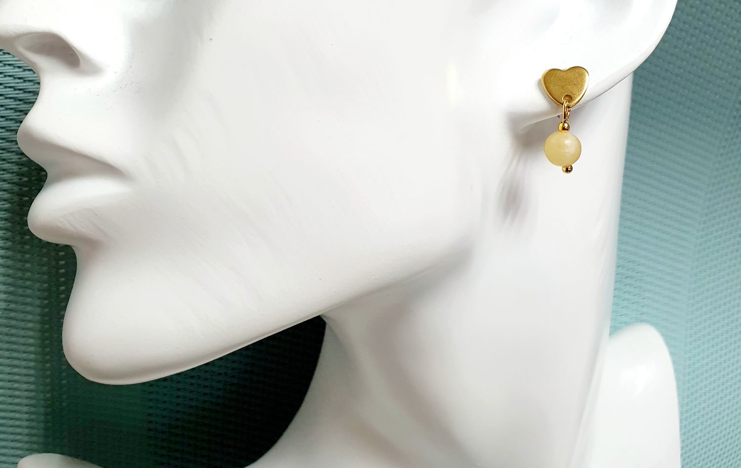 🙏 JADE JAUNE 🙏 JOIE/POSITIVITÉ/CHANCE. Boutons d&#39;oreilles coeurs en acier doré inoxydable. Perles 6mm en véritable Jade jaune. Création artisanale. Modèle unique.