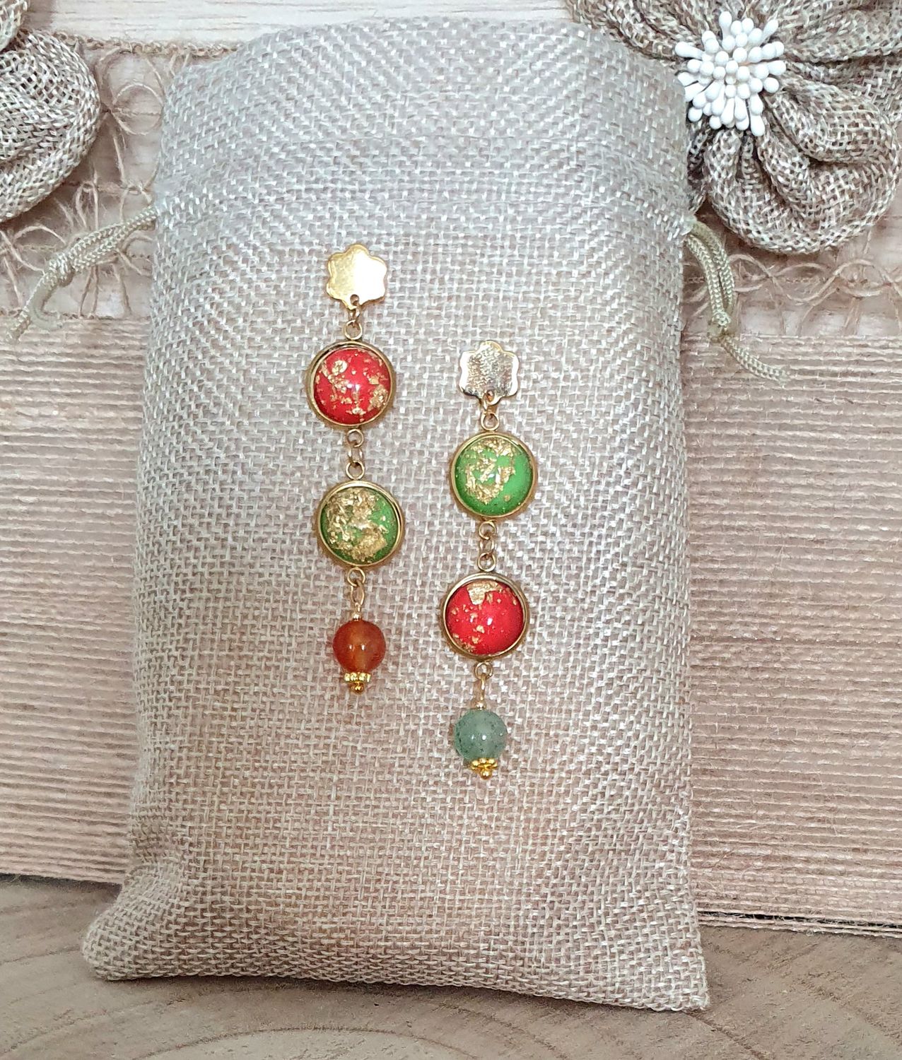 🤩 Boucles d&#39;oreilles cabochons corail, émeraude inversés et feuilles d&#39;or froissées. Perles en véritable Quartz fraise verte et Cornaline.