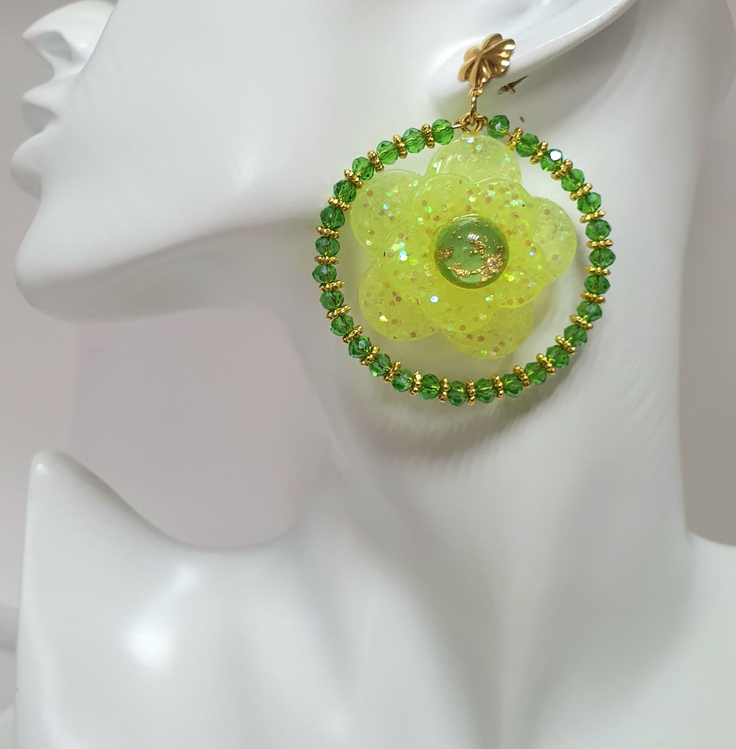 🌼 COLLECTION &quot;LES ORIGINALES&quot;🌼 Créoles dorées cristal émeraude. Fleurs en résine fluo jaune/vert et paillettes holographiques. Création artisanale. Modèle unique.