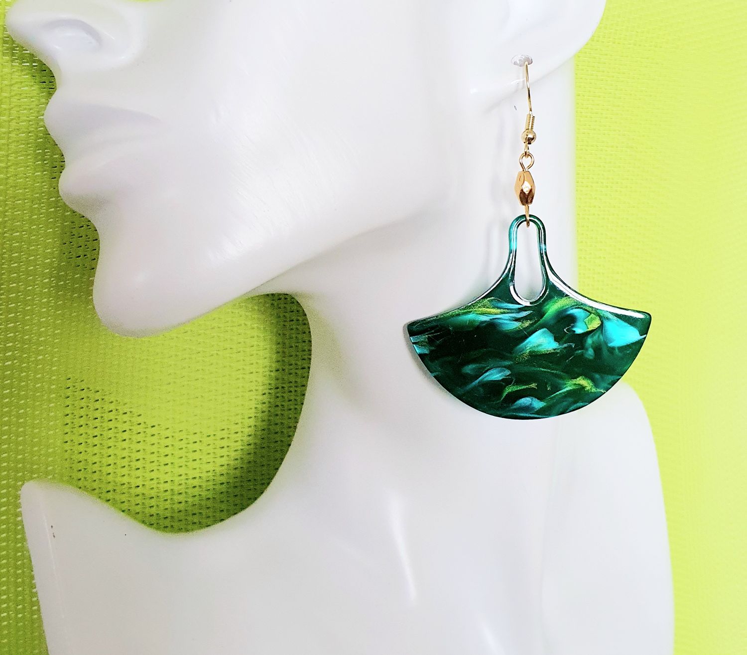 Boucles d&#39;oreilles feuilles de Ginkgo vertes marbrées. Ultra légères à porter. Création artisanale. Modèle unique.