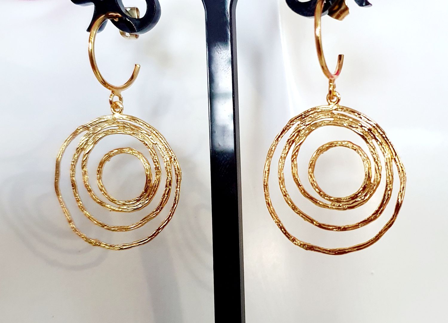 Boucles d&#39;oreilles spirales martelées, dorées à l&#39;or fin 24K Premium. Très légères à porter. Création artisanale. Modèle unique.
