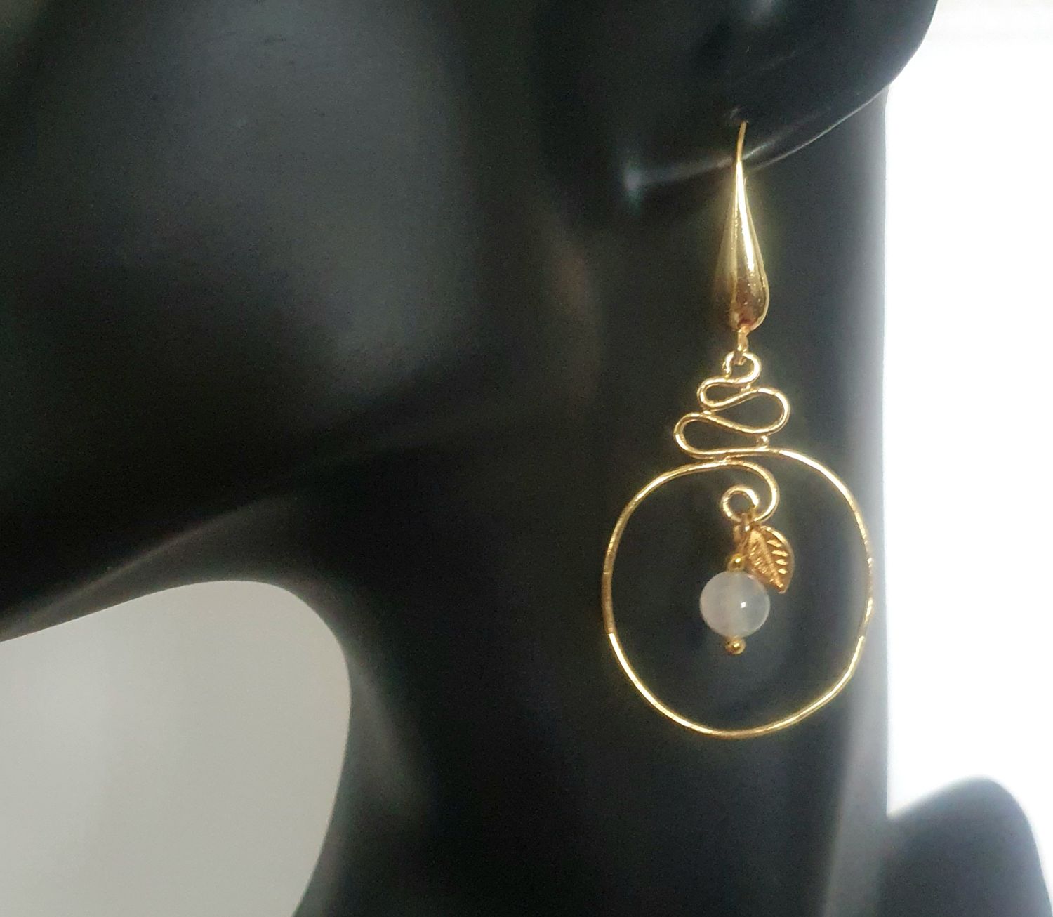 Boucles d&#39;oreilles volutes dorées à l&#39;or fin 24K Premium. Perles en véritable Pierre de Lune 🌙 Création artisanale. Modèle unique.
