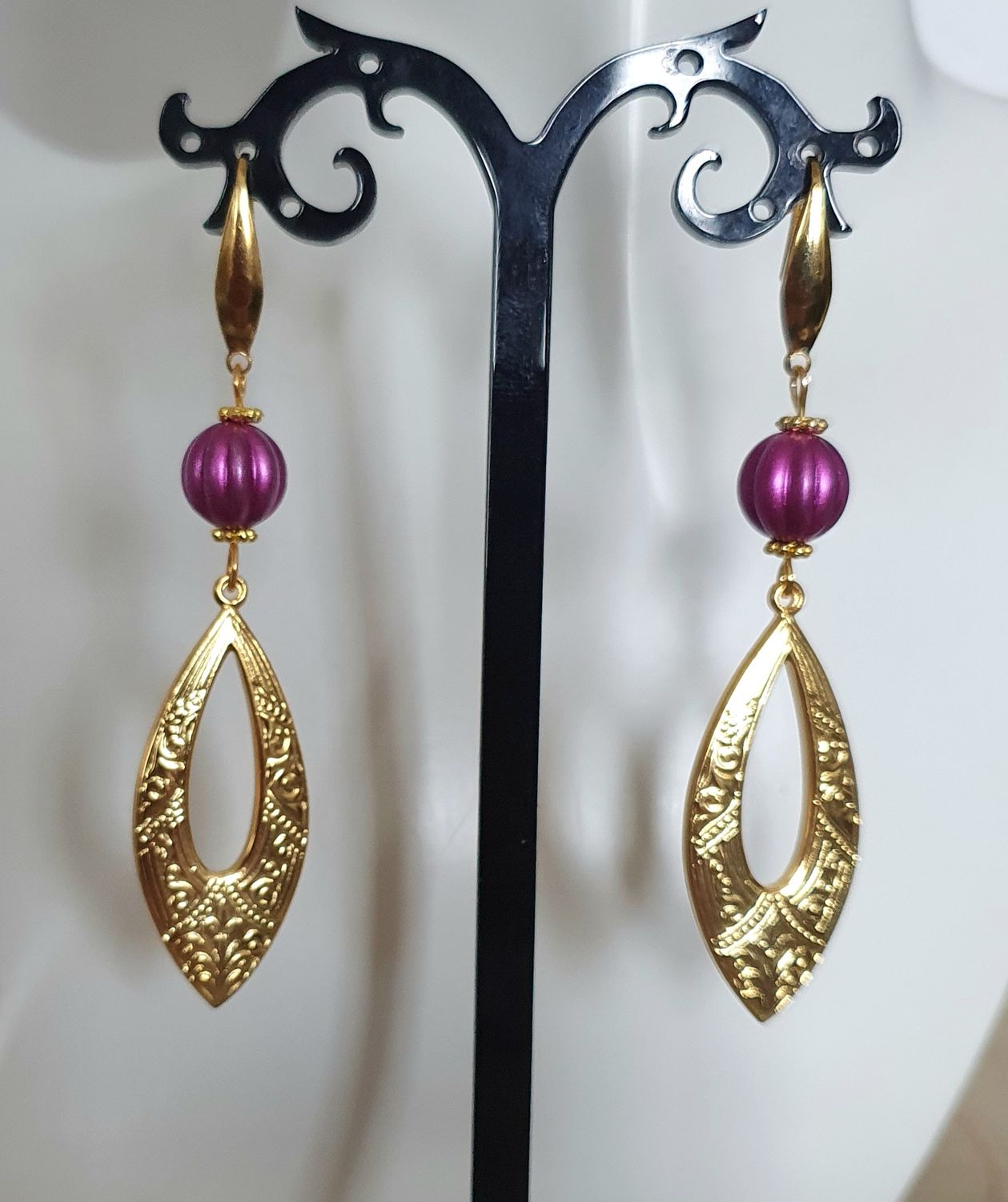 Boucles d&#39;oreilles Navettes dorées à l&#39;or fin 24K Premium et perles citrouilles violettes nacrées. Création artisanale. Modèle unique.