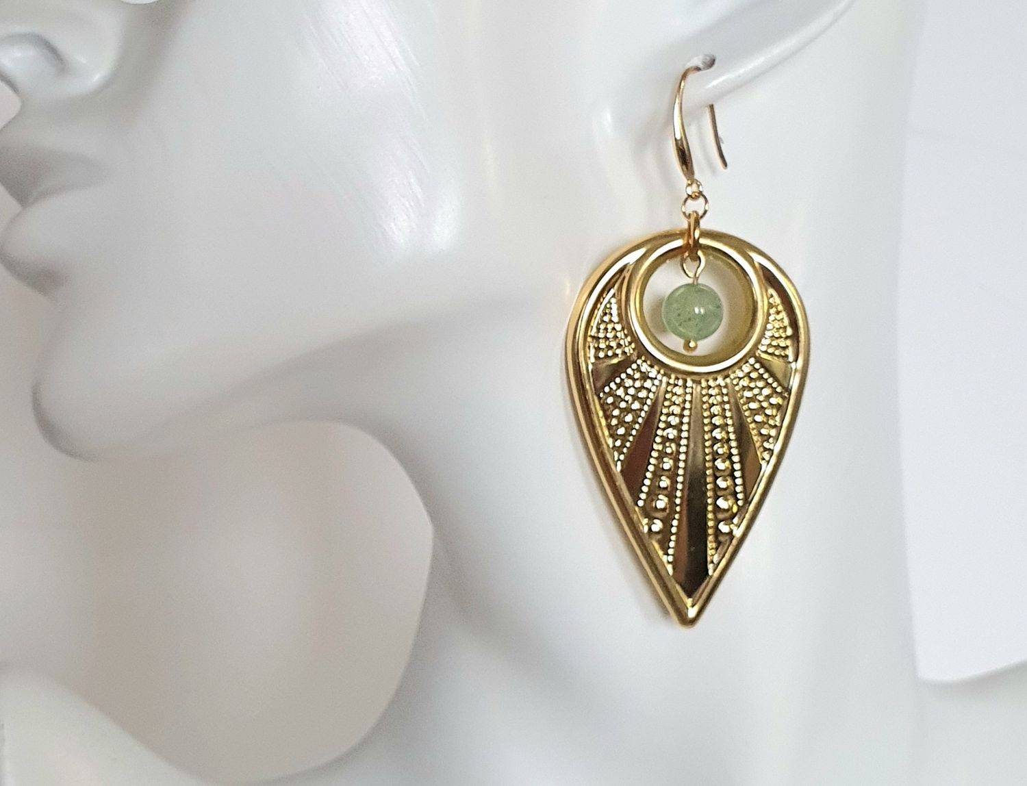 Boucles d&#39;oreilles ethniques gouttes dorées à l&#39;or fin 24K Premium. Perles en Quartz Fraise Verte 🙏 ANTI-SRESS/APAISEMENT/CALME🙏 Création artisanale. Modèle unique.
