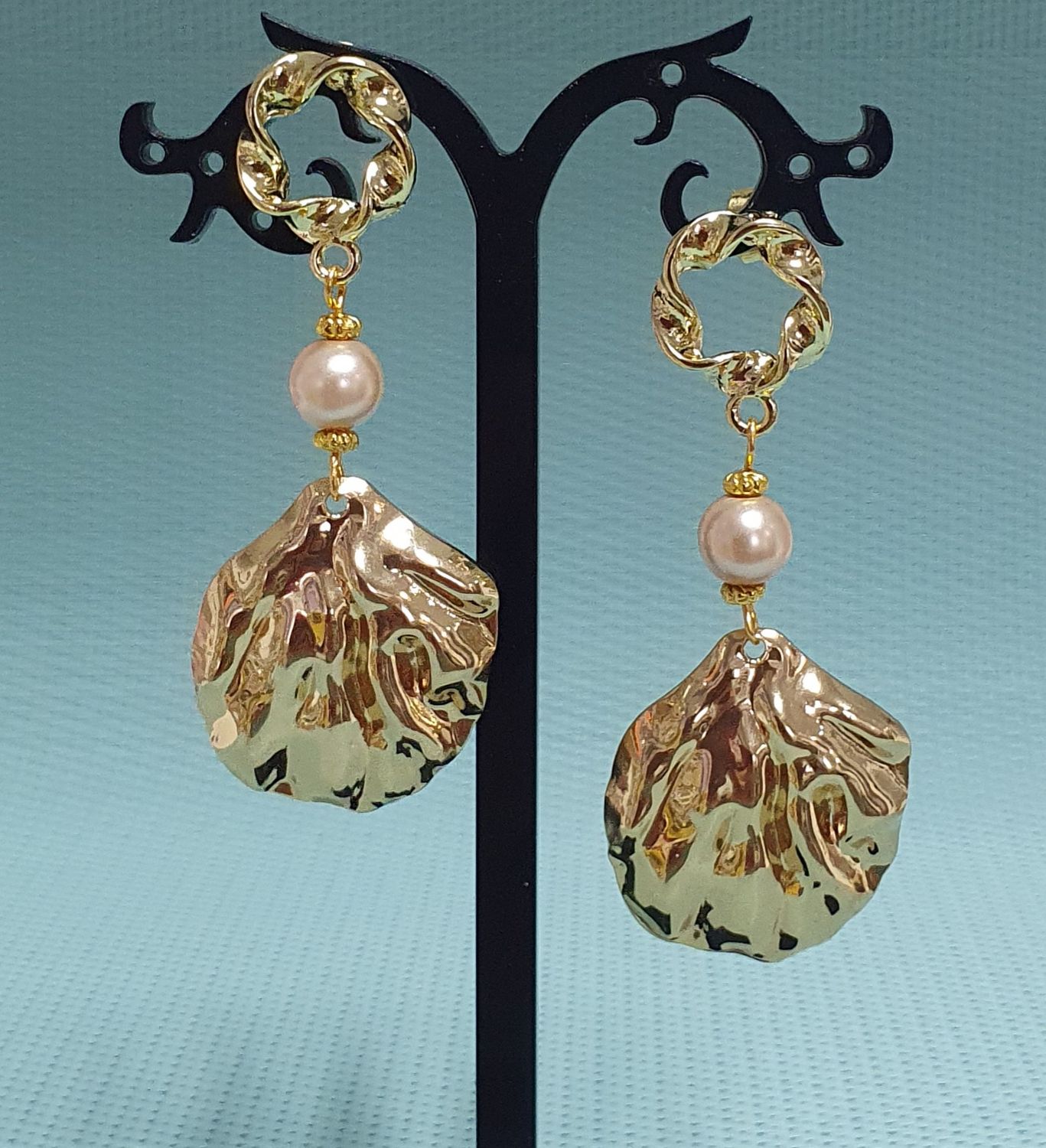 Boucles d&#39;oreilles grands coquillages en acier doré inoxydable. Perles nacrées Champagne rosé. Création artisanale. Modèle unique.