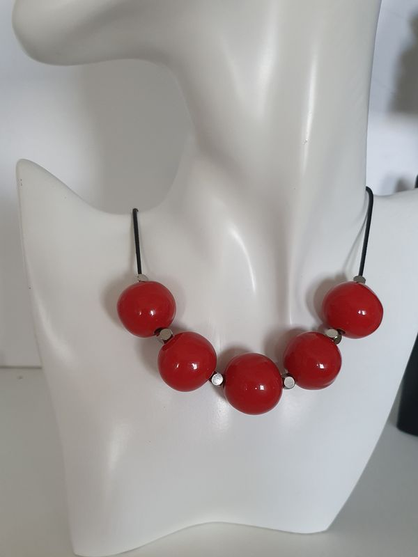 🔴 Collier lacet noir. 5 grosses perles artisanales en céramique rouge cerise 🍒 Modèle unique.