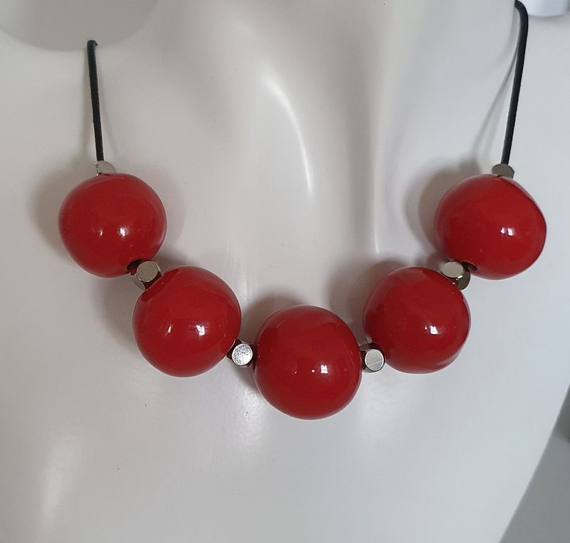 🔴 Collier lacet noir. 5 grosses perles artisanales en céramique rouge cerise 🍒 Modèle unique.