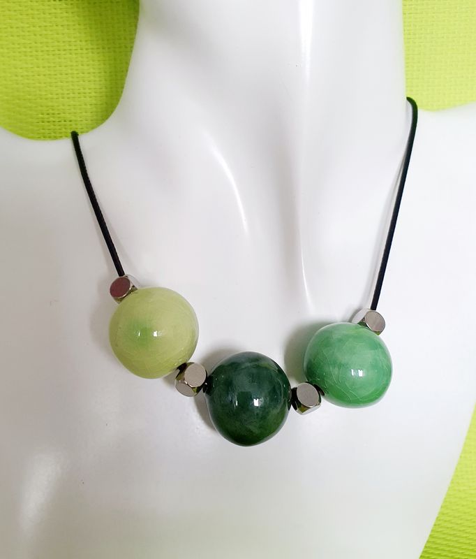 🟢 Collier lacet noir. 3 grosses perles artisanales en céramique brillante Camaïeu de vert. Modèle unique.