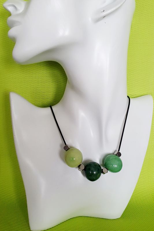 🟢 Collier lacet noir. 3 grosses perles artisanales en céramique brillante Camaïeu de vert. Modèle unique.