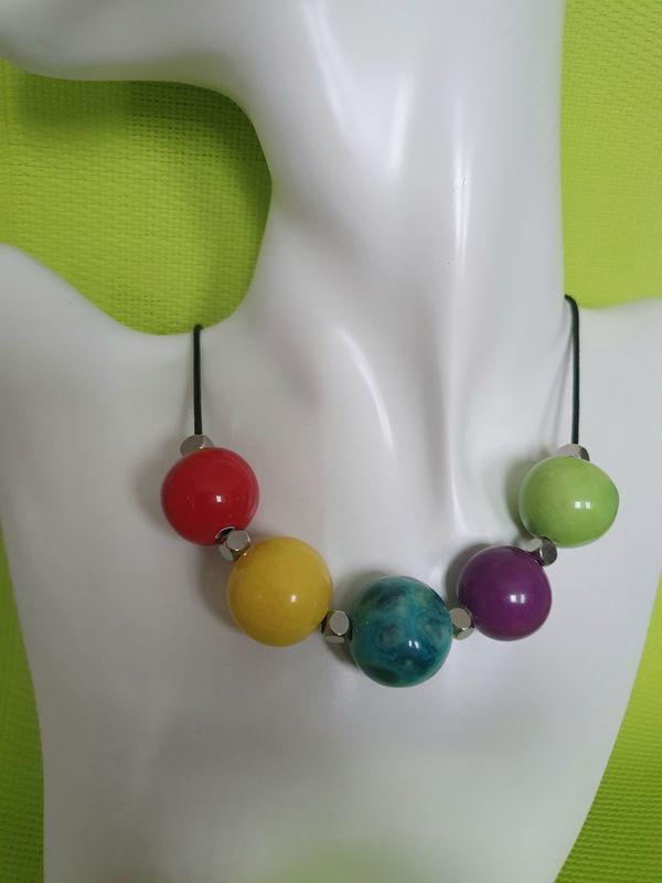 🌈 Collier lacet noir. 5 grosses perles artisanales en céramique multicolore. Modèle unique.