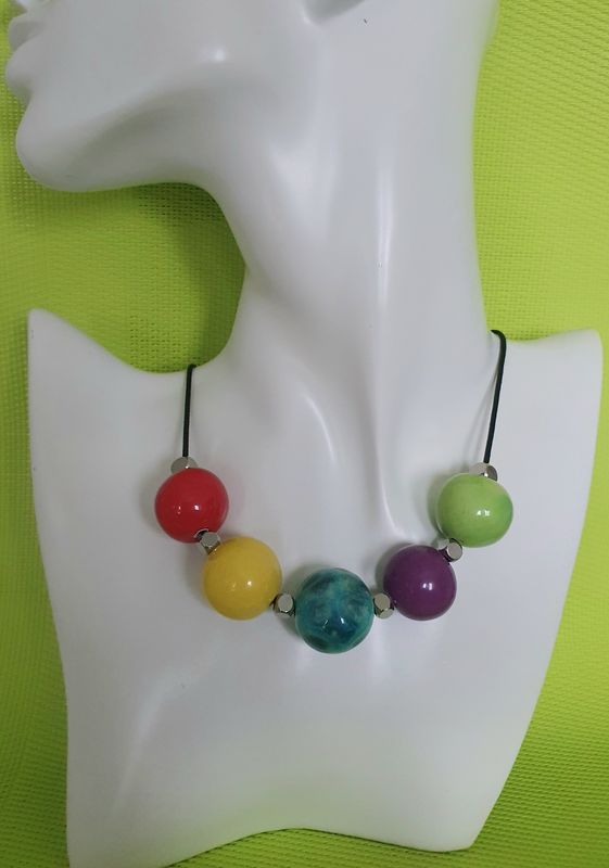 🌈 Collier lacet noir. 5 grosses perles artisanales en céramique multicolore. Modèle unique.