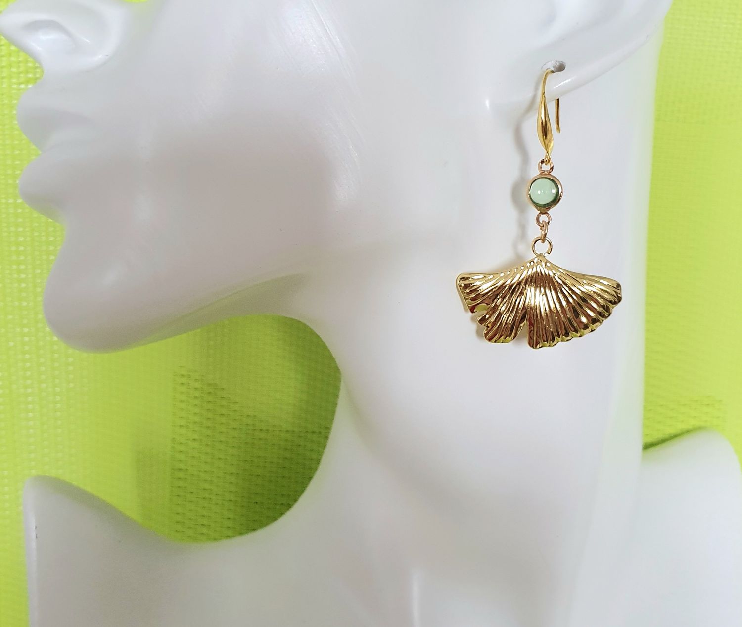 ☘️ Boucles d&#39;oreilles dorées à l&#39;or fin 24K Premium. Feuilles de Ginkgo Biloba. Création artisanale. Modèle unique.