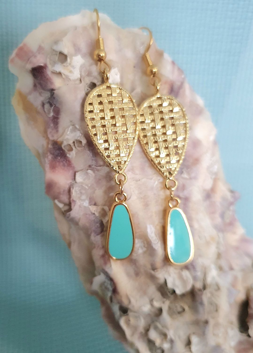 💧 Boucles d&#39;oreilles tressées dorées à l&#39;or fin 24K Premium. Pendentifs gouttes en émail turquoise. Création artisanale. Modèle unique.