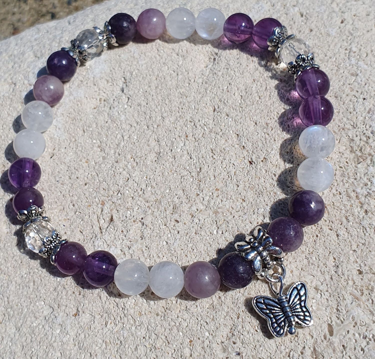 🙏 MÉNOPAUSE 🙏 Bracelet extensible T.standard 18,5cm. Perles en véritables AMÉTHYSTE/PIERRE DE LUNE/LÉPIDOLITE/CRISTAL DE ROCHE FACETTÉ. Création artisanale. Modèle unique.