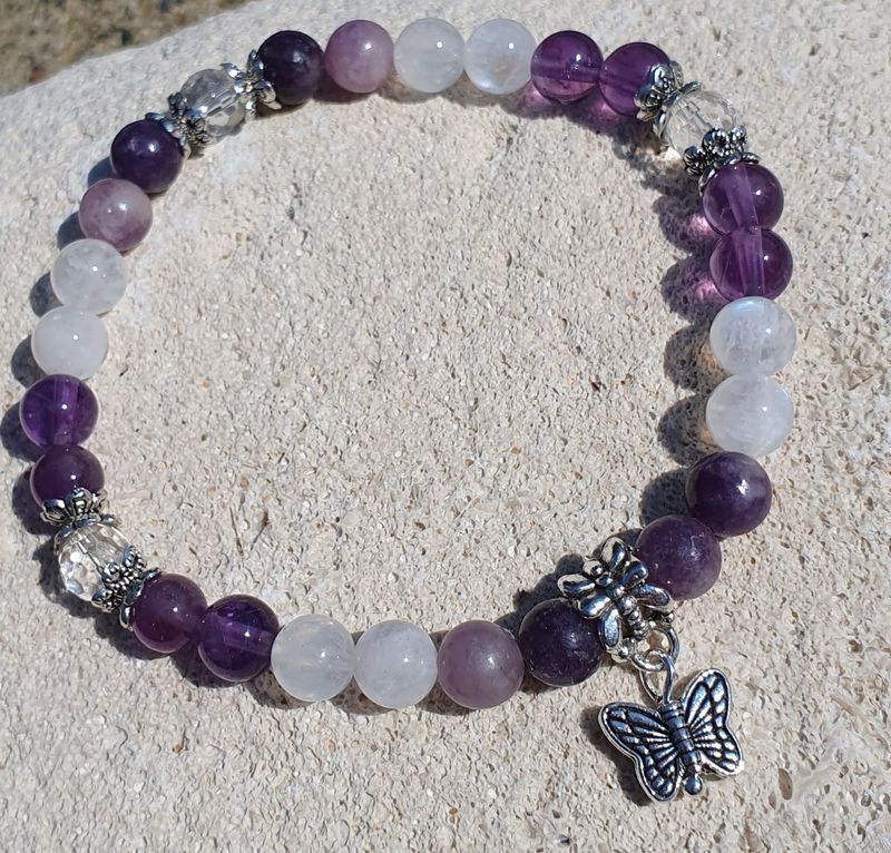 🙏 MÉNOPAUSE 🙏 Bracelet extensible T.standard 18,5cm. Perles en véritables AMÉTHYSTE/PIERRE DE LUNE/LÉPIDOLITE/CRISTAL DE ROCHE FACETTÉ. Création artisanale. Modèle unique.