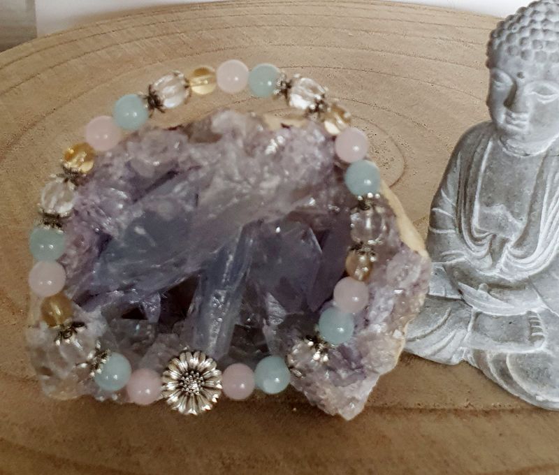 🙏 MÉNOPAUSE 🙏 Bracelet extensible T.standard 18cm. Perles en véritables AIGUE-MARINE/CRISTAL DE ROCHE/QUARTZ ROSE/CITRINE. Création artisanale. Modèle unique.